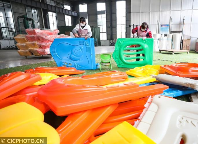 江苏淮安 加紧教学用具生产 保障开学教学演示用品供应
